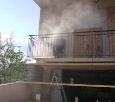 Destruction du balcon en béton au lapidaire
