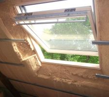 Laine de bois autour d'un velux