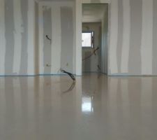 Coulage de la chape liquide. 4 semaines de séchage.