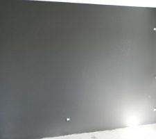 Chambre de notre deuxième fille : un mur peint noir à paillettes