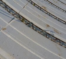 Les planelles ont commencées à être montées dans les angles