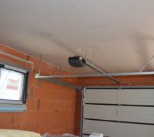 Apr&egrave;s nouveau passage des poseurs de menuiseries la planche de support est maintenant au dessus du plafond du garage