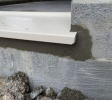 Nos seuils de fen&ecirc;tres sont arriv&eacute;s mais d&eacute;cus par un car ebr&eacute;ch&eacute; :( 
vu avec le chef de chantier qui pr&eacute;conise de mettre de la r&eacute;sine refus de notre part donc celui ci sera changer!
