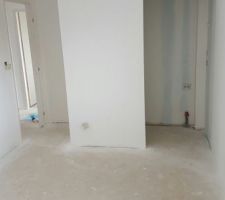 Peinture en cours. Un grand travail effectu&eacute; depuis plus que 2 semaines