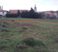 Vue de l'avant du terrain. Les limites sont en rouge.