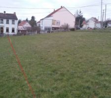 Vue de l'arri&egrave;re du terrain. Les limites sont en rouge.