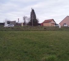 Vue du c&ocirc;t&eacute; du terrain.