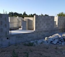 Montage des 6 premiers rangs de la maison avec des parpaings à joint mince de 25cm de haut