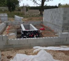 Montage des 2eme et 3eme rangs du garage avec des parpaings à joint mince de 25cm de haut.
On distingue les futures ouvertures (portail de garage de 3m et porte de service de 80cm).