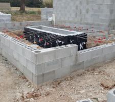 Montage des 2eme et 3eme rangs du garage avec des parpaings à joint mince de 25cm de haut.
On distingue les futures ouvertures (portail de garage de 3m et porte de service de 80cm).