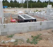 Montage des 2eme et 3eme rangs du garage avec des parpaings à joint mince de 25cm de haut.
On distingue les futures ouvertures (portail de garage de 3m et porte de service de 80cm).