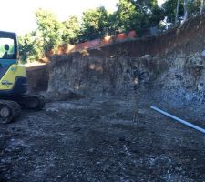 Emplacement garage et escalier ext&eacute;rieur