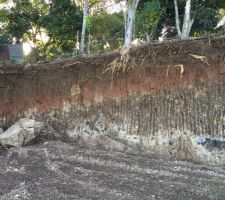Arri&egrave;re du terrain. Un mur de sout&egrave;nement sera mont&eacute; &agrave; l'arri&egrave;re de la cour