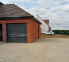 Protection en grave, façade avant