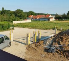 Montage des poteaux de clôture