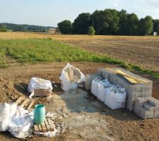 Travaux de l'abris de jardin, enclos de toutou et murets de clôture en cours