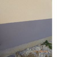 Comme l'enduit gris acier a été loupé.... le 3 mai 2016 ils ont tenté de rattraper le coup en recouvrant l'enduit loupé à l'aide d'un revêtement minéral Wéber 318, annulant du même coup la finition enduit aspect gratté..... admirez le résultat..... dites moi ce que vous en pensez.....