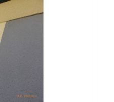 Comme l'enduit gris acier a été loupé.... le 3 mai 2016 ils ont tenté de rattraper le coup en recouvrant l'enduit loupé à l'aide d'un revêtement minéral Wéber 318, annulant du même coup la finition enduit aspect gratté..... admirez le résultat..... dites moi ce que vous en pensez.....