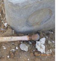 Pinceau posé sur la terre et réutilisé ensuite pour continuer le massacre.....