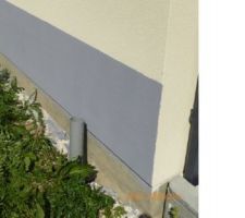 Comme l'enduit gris acier a été loupé.... le 3 mai 2016 ils ont tenté de rattraper le coup en recouvrant l'enduit loupé à l'aide d'un revêtement minéral Wéber 318, annulant du même coup la finition enduit aspect gratté..... admirez le résultat..... dites moi ce que vous en pensez.....