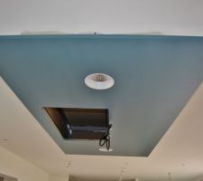 Le faux plafond au dessus de l'ilot