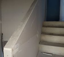 Rampe de l'escalier faite par le plaquiste