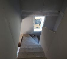 Vue depuis le haut de l'escalier, doublage escalier terminé