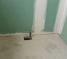 Chape percee pour encastrer la bonde de la future douche