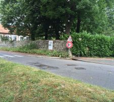 Merci à la Mairie qui nous facilite la réalisation du projet après avoir retiré les panneaux de circulation gênants devant notre future entrée de résidence. Prochaine étape, mur à abattre !