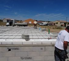 Pose du plancher en hourdis polystyrène UP23 avec rupteurs thermiques.
