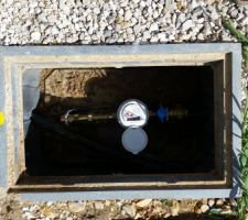 Pose du compteur d'eau, les maçons vont pouvoir monter les murs!