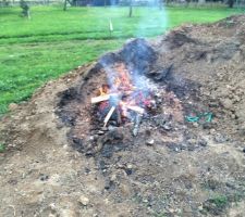 Ils brûlent les déchets / chutes de bois et le chantier est nickel