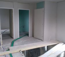 Vue des accès à chambre numéro 3 et salle d'eau et wc de l'étage depuis la mezzanine