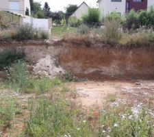 Voilà l'état du terrain, 6 mois après les premiers coups de pelle... faites coucou aux remblais !