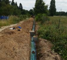 Les tranchées pour SAUR et ORANGE sur 200 M . Pas facile !!! :)