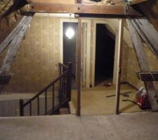 Suppression du mur entre le hall de l'&eacute;tage et le futur bureau / dressing