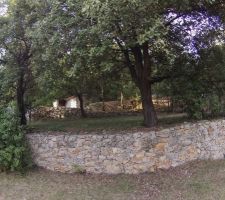 Une vue magnifique du terrain avec sa petite cabane de jardin tout en pierre