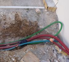 Tranchée pour arrivée d'eau, l'électricité et les télécoms.
