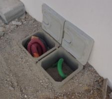 Regards en béton pour raccordement ERDF et télécoms.
