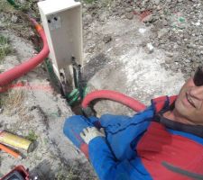 Surprise sous le coffret deux cables gainés en vert: à qui sont ils ?