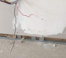 C'est 1 cm de jour entre le placo et la dalle théoriquement,....pas 5 cm