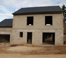 Façade avant. La toiture est terminée. On est content d'avoir choisi des dessous de toit anthracite et des gouttières anthracite. Ca se fond bien dans la toiture.