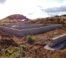 Notre vide sanitaire qui se monte vu de l'arriere on y voit la future terrasse :-)