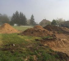 Pas loin de 300m3 en fois termin&eacute; . profondeur de 0.87cm par rapport &agrave; la route