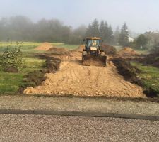 R&eacute;alisation d'une all&eacute;e en calcaire pour permettre aux camions et aux engins d'acc&eacute;d&eacute; au chantier facilement .