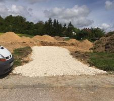 All&eacute;e en calcaire pour que les camions puissent facilement acc&eacute;d&eacute; au chantier