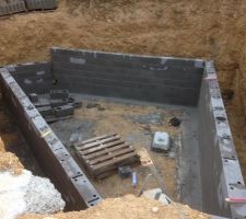 En attendant que les agglos du vide sanitaire de la maison séche , les maçons ont réalisés l'élévation des murs de la cave qui se trouvera sous le garage . eh oui ce n'est pas encore la piscine qui est creusée