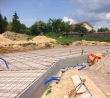 Pose du ferraillage pour la dalle le matin car les toupies de béton arrivent à 14h , le ciel est menaçant , c'est pas de bonne augure pour la suite .