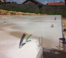 Ce qui devait arrivé arriva , un violent orage est passé sur la dalle toute fraiche les toupies de béton à peine reparties , au final ça ne pose pas trop de soucis puisque nous coulerons une chappe liquide autonivelante par la suite