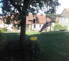 Installation de la tyrolienne: par contre il faut absolument protéger l'arbre d'arrivée , de peur que les petits viennent se claquer dessus....A voir.... Pneus ?
